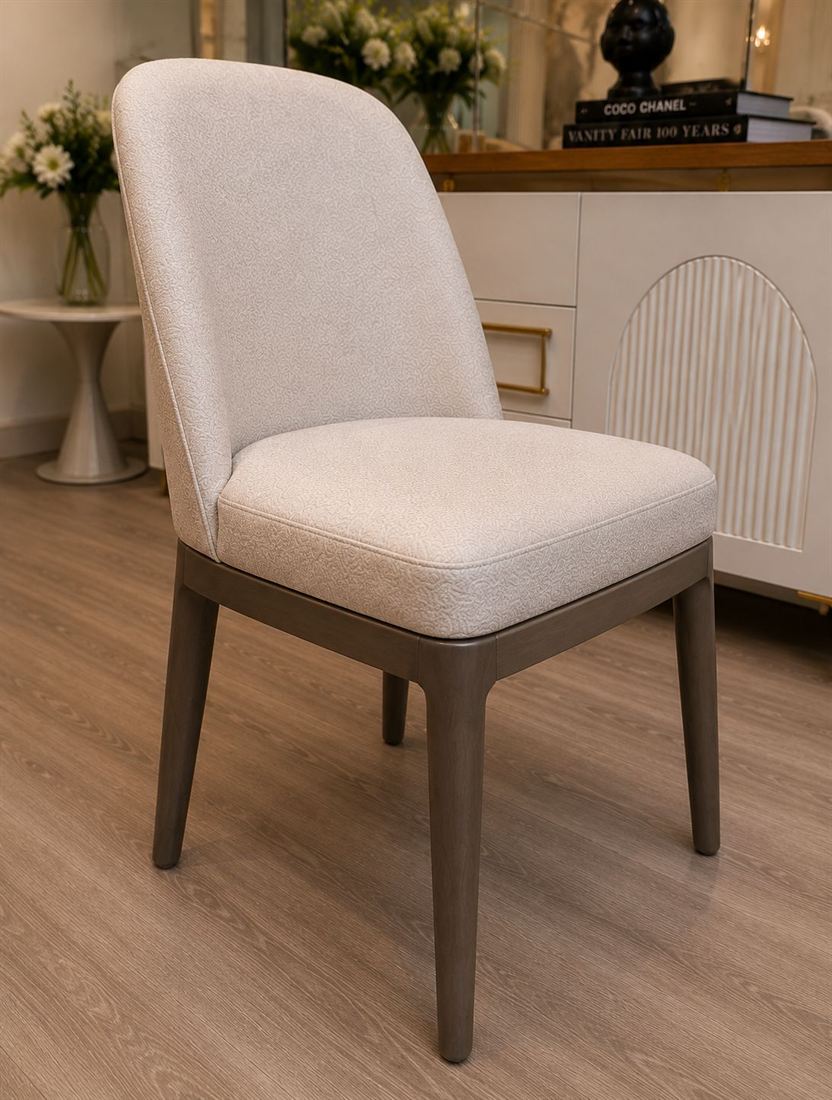 Silla en madera de roble con tela antifluido